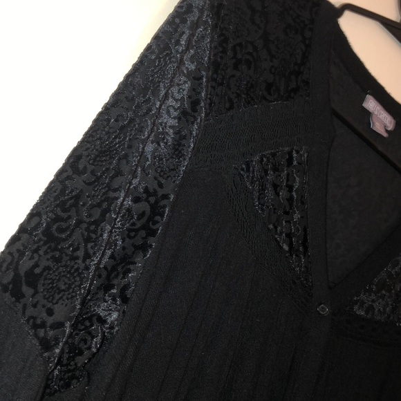 Flowing button down with velvet details - Picture 2 of 8